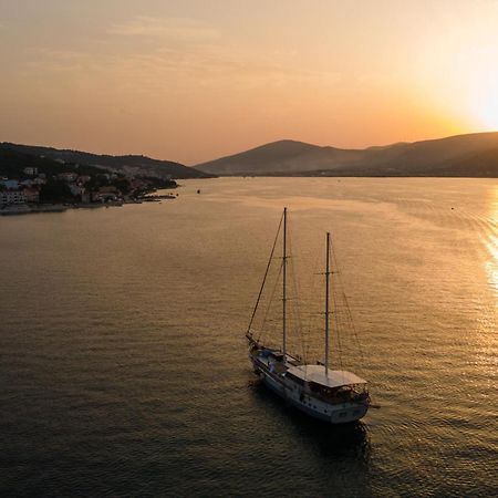 Apartments By The Sea Arbanija, Ciovo - 17332 Trogir Eksteriør bilde